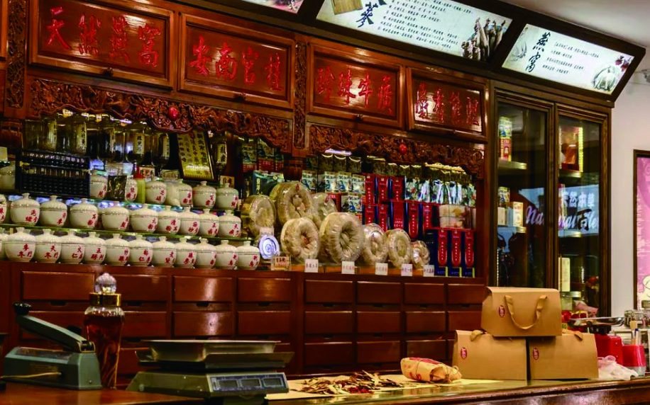 百年和春堂 老藥房店內